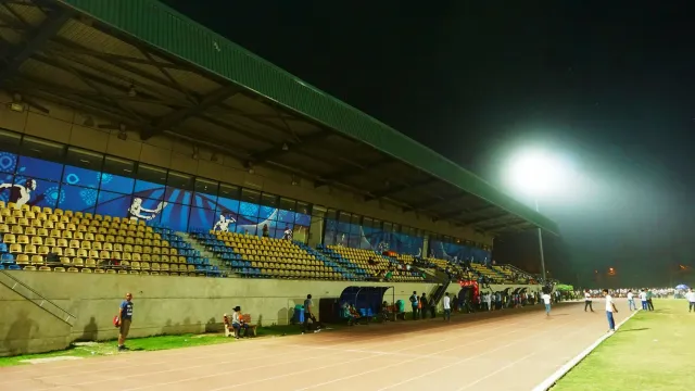 Imajen kolaj ne'ebé hatudu estadiu baseball, torcedor futebol no studio televizaun desportu. Representa oinsá desportu difere