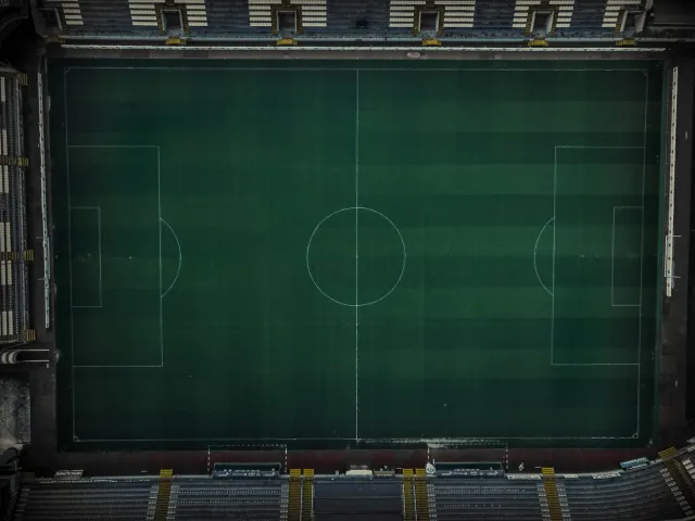 Imajen ida hatudu estadiu futebol iha temperatura aas ho torcedor sira uza sombriña no bebe bé; iha sorin seluk, jogador bask