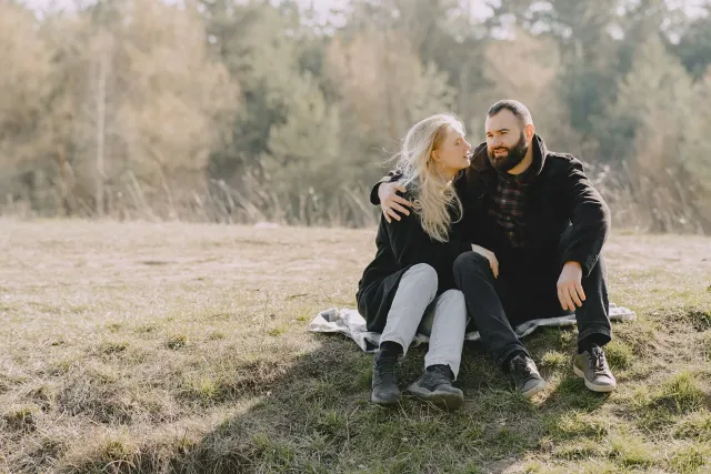 Imajen ida ne'ebé hatudu ema rua ko'alia ho laran nakloke iha sala, ho komputador no kontraente ne'ebé hatudu koneksaun inter