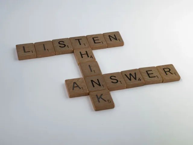 Ema ida tau liman iha telemovel nia letra atu resolve puzzle NYT Connections Sports Edition, ho nia letra sira hanesan naran 
