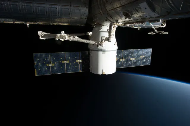 Imajen husi astronauta iha Estasaun Espasu Internasionál (ISS) halo servisu kuda ai-han iha laboratóriu espasu, ho planta sir