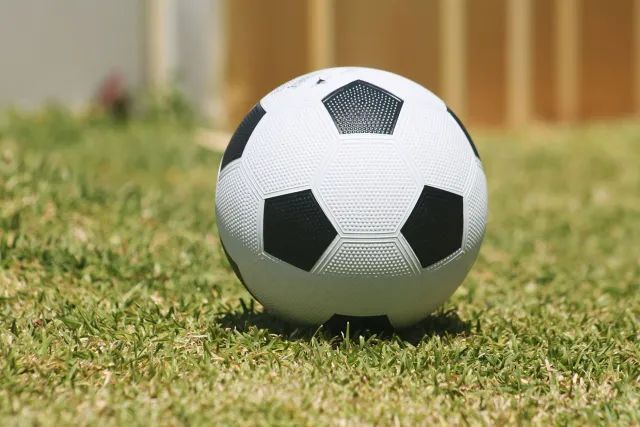 Ekipa Socceroos Australia treina hela iha kampu futebol, ho jogadór sira uniforme amarelu no verde, prepara an ba Mundial 202