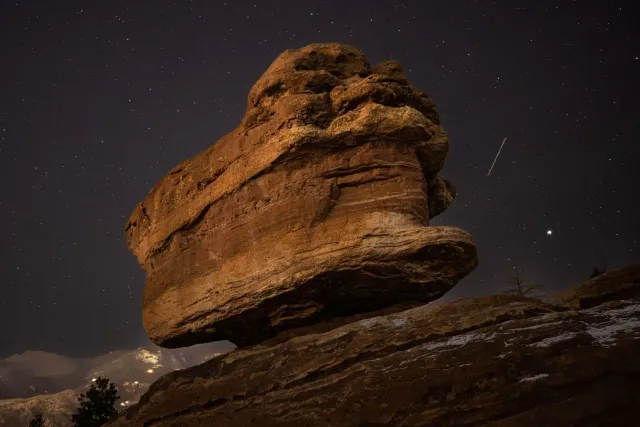 Imajen kona-ba loron-kalan iha Colorado ho estrela sira klaru iha parke sertifikadu Dark Sky, ho montanha iha distansia