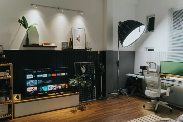 Monitor Samsung Movingstyle iha roe iha sala moris, ho background ne'ebé limpu no modernu