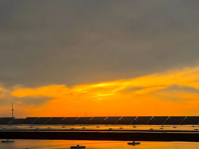 Painél solar iha rai naruk ho loron monu iha kotuk, hatudu enerjia renovavel modernu.
