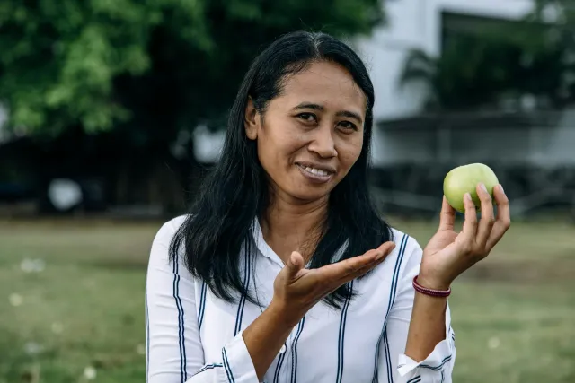 Imajen detalha iha Tetun: Feto Timor-Leste ne'ebé iha saúde boot, ha'u-ni'a, no hatudu ema sira nia importancia ba saúde iha 