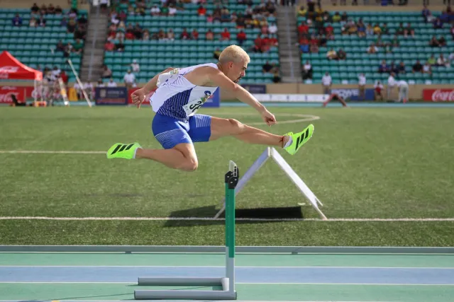 Atleta indianu Tejas Shirse halai tiha 110m hurdles iha estadiu, halo rekorde foun ba nasaun