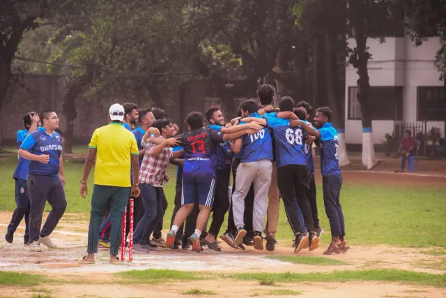 Ekipa Scotland nia feto cricket selebra vitoria historika iha Women's T20 World Cup, ho kaptán Kathryn Bryce iha oin, hatudu 
