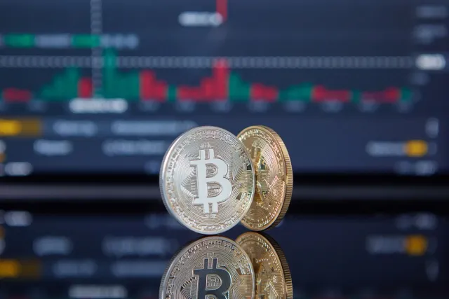Imajen ida hatudu tren bala iha tunel ho estrutura hood iha entrada, no iha sorin seluk ai-bitcoin no chart merkadu aksaun. F