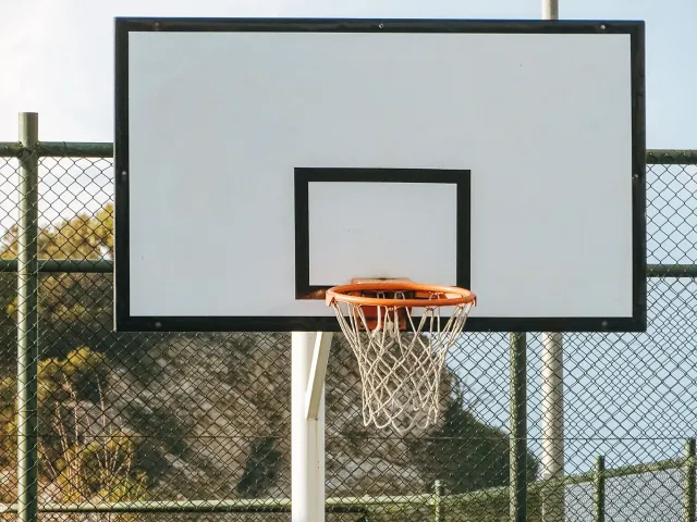 Imajen konseitual ne'ebé hatudu bola beisebol, bola basket, no bandeira G7 hamutuk ho fundu mapa mundu, simboliza ligasaun en