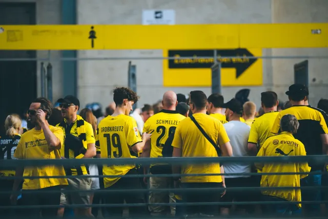 Grupu futebol labarik sira iha Seattle ho tiket Mundial iha liman, hatudu solidariedade ba referee Somali ne'ebé hetan barrei