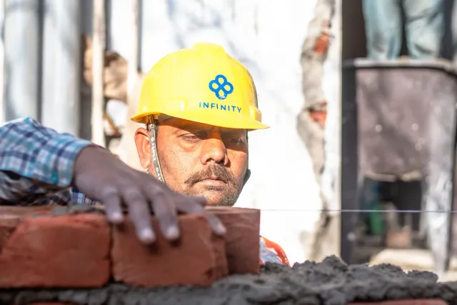 Ema joven estudante iha laboratoriu tekonolojia iha India no halo teste