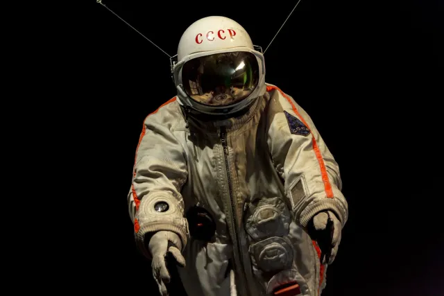 Imajen husi Valentina Tereshkova, primeira feto iha espasu, iha nia uniforme espasu, iha misaun Vostok 6, iha loron 14 Juñu 1