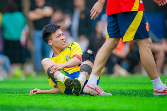 Imajen Neymar tuur iha bench ho oin triste tanba nia injury la bele joga iha Mundial, iha kampu futebol nia laran