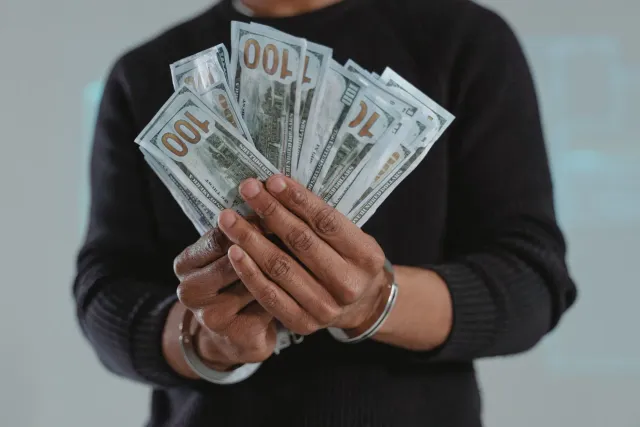 Imajen ida hatudu ema iha trasaun fraude negósiu, ho deskisaun no eskritóriu advogadu iha fundu, simboliza akuzasaun fraudule