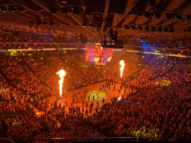 Imajen hosi jogu NBA Finals 2026 ho fã sira iha estadio, hatudu atmosfera entuziasmu no kompetisaun boot entre Knicks no Spur