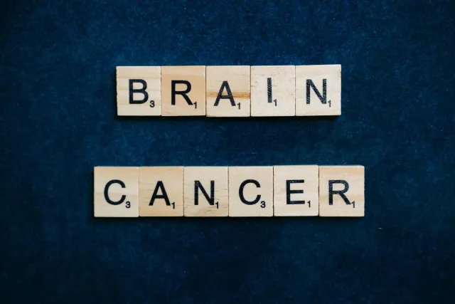Imajen konseitual kona-ba medikamentu kanser no dementia iha futuru, ho sélula utak no molécula sira ne'ebé reprezenta peskiz