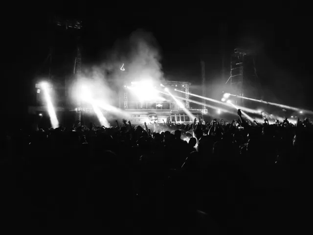 Imajen husi Summer Game Fest 2026 ho palco boot no luz ne'ebé hatudu públiku barak iha eventu jogu iha loron 5 Juñu 2026