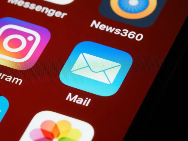 Imajen ida ne'ebé hatudu Apple nia Mail aplikasaun iha iOS 27 ho sistema buka foun. Ita haree ona teknolojia foun ne'ebé muda