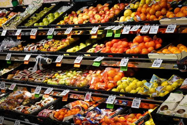 Imajen ida ne'e hatudu uma-kain ho avó-feto no labarik sira hamutuk iha supermerkadu, sosa modo no ai-fuan variedade. Sira ha