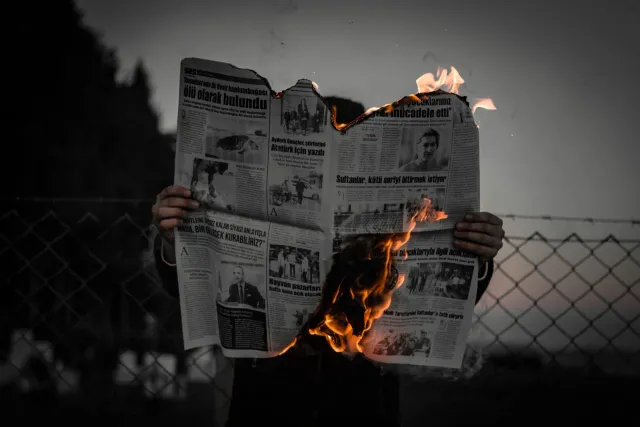 Kolasaun imajen ne'ebé hatudu notísia tolu husi Índia: fotografia Uddhav Thackeray, ahi sunu boot iha godown papel, no ilustr