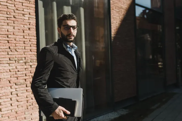 Ema ida uza smart glasses iha 2026, teknolojia foun iha vida loron-loron, hanesan ita tenke uza agora