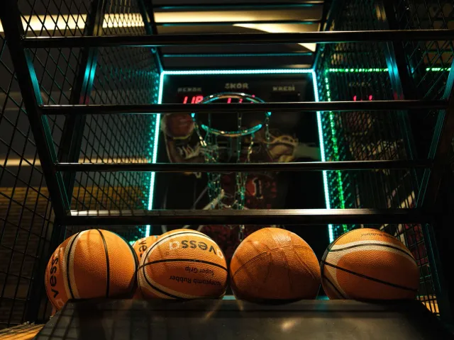 Imajen ne'ebé hatudu jogu 82-0 ho ekrã draft ekipa, estatístika jogadór sira, no bola basket iha fundu
