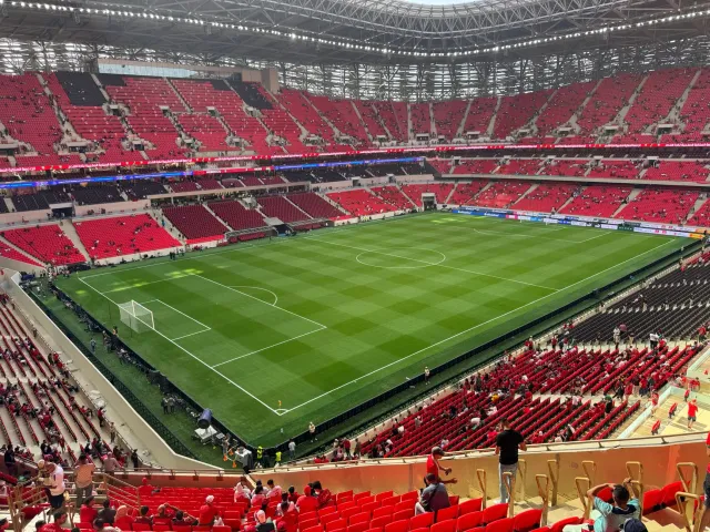 Imajen husi Estádio SoFi iha Los Angeles ho torcedor barak no jogadór USMNT nian iha kampu, hanesan símbolu ba rekordu TV 15.