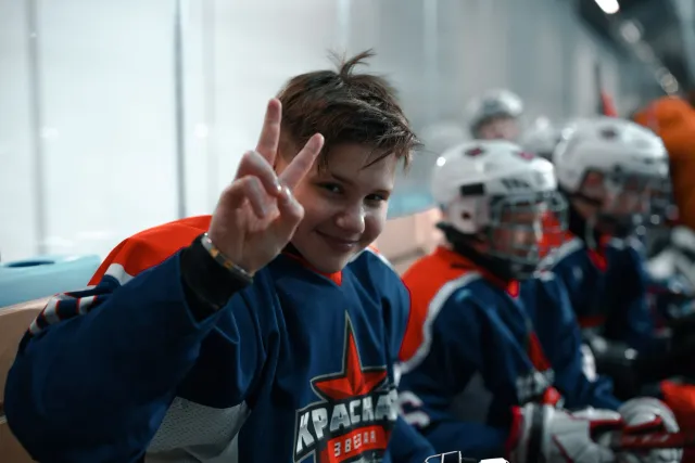 Max Lappan, defensor ho altura 6-foot-1, hetan tiha draft iha OHL Draft 2026, ho uniforme HoneyBaked no sorrisu boot iha seri
