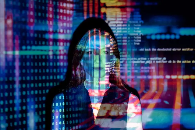 Ema barak tuir eventu teknolojia boot iha Juñu 2026, ho palco ne'ebé hatudu AI hologram no projetór boot, ne'ebé hatudu oinsá