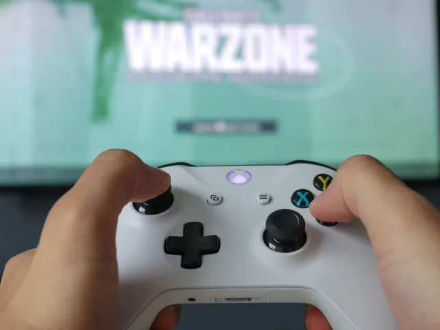 Imajen ida hatudu konsola Xbox ho planu negósiu foun iha fundu, ho letra sira ne'ebé hatudu 'mudansa' no 'estratéjia'.