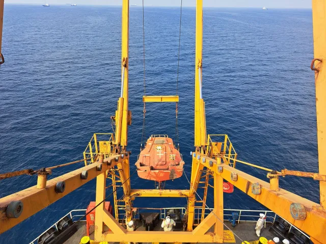 Imajen kona-ba operasaun evakuasaun tripulante India husi ró Virat 1 iha tasi Omán, ho ekipamentu seguransa no helikopteru re
