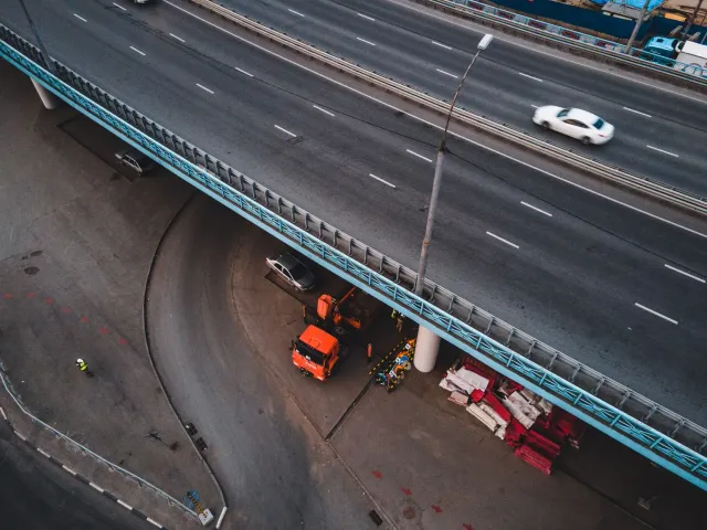 Vista aérea husi lokal konstruksaun estrada Bengaluru Chennai Expressway, ho mákinas no traballador sira servisu, iha ambient