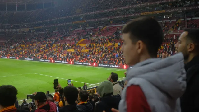 Foto crowd iha stadium futbol no arena UFC iha White House, hanesan ne'e mak mudansa 2026