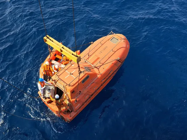 Imajen resgate marítimu hatudu tripulante Indianu hetan salva husi naviu MSV Virat 1 iha tasi Omán nian, ho ekipa seguransa n