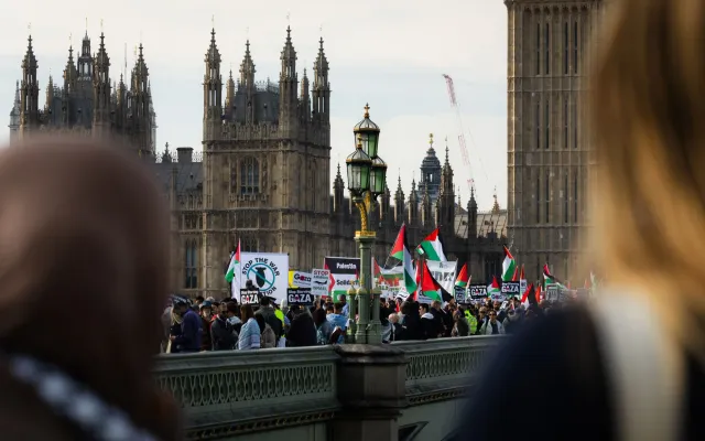 Milhares ema Britániku-Kashmir sira halibur tiha iha Palásiu Westminster, London, atu protesta kona-ba violasaun direitus uma
