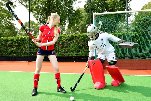 Imajen hatudu partida hóquei entre Índia no Olanda iha FIH Men's Pro League 2025–26 leg Rotterdam, ho jogador sira luta ba bo