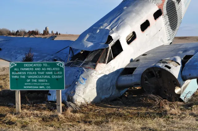 Imajen hatudu asukar boot no avion sunu iha kampu besik Butler Memorial Airport Missouri, ho fumos todan sai ba lalehan