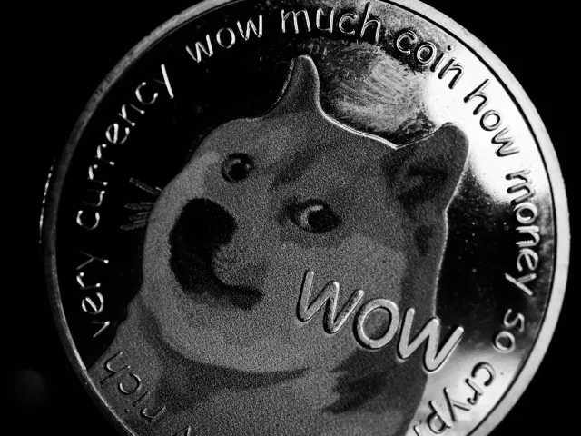 Imajen hatudu lider polítiku Mitch McConnell iha ospitál, no iha kotuk nia laran, maskote Dogecoin no bandeira Irán, ne'ebé s