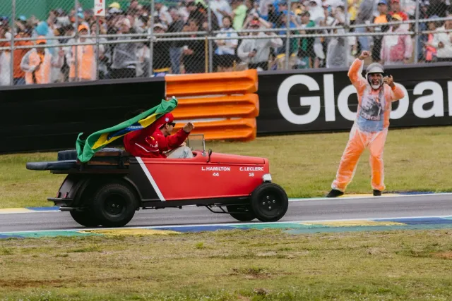 Lewis Hamilton iha Ferrari hatudu vitoria iha Fórmula 1, hanesan imajen ne'ebé hatudu oinsá atleta boot muda tiha futuru desp