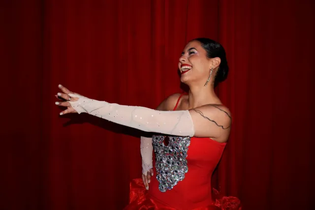 Imajen Shania Twain hamriik iha palco ho sorrisu, hatudu nia konfiansa foun kona-ba saúde no auto-aseitasaun