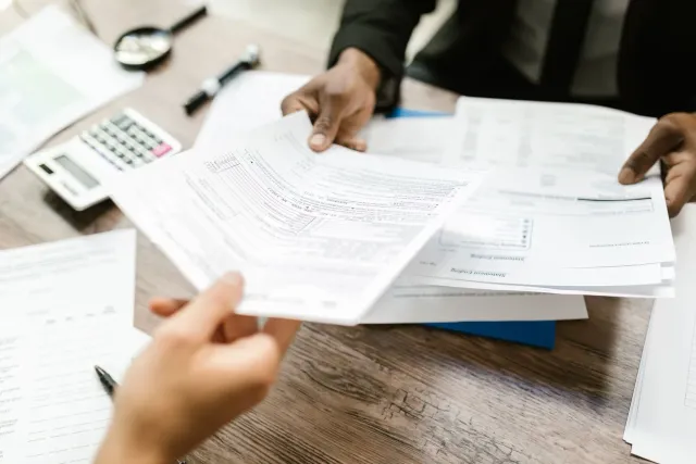 Ema negósiu iha Australia koalia kona-ba dokumentu taxa iha meja, ho ekspresão preokupadu