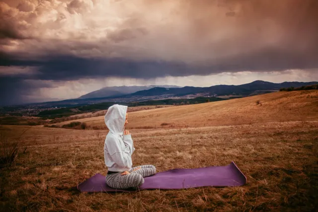 Ema ida tuur hela iha natureza taka matan medita, lori kmaan no saúde mental iha tempu krísis.