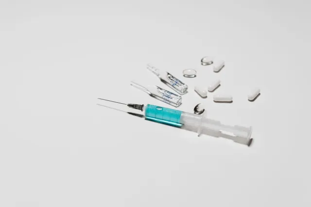Injesaun medikamentu reversu idade dahuluk iha ema, hatudu seringa no laboratóriu sientífiku, simboliza avansu iha teknolojia