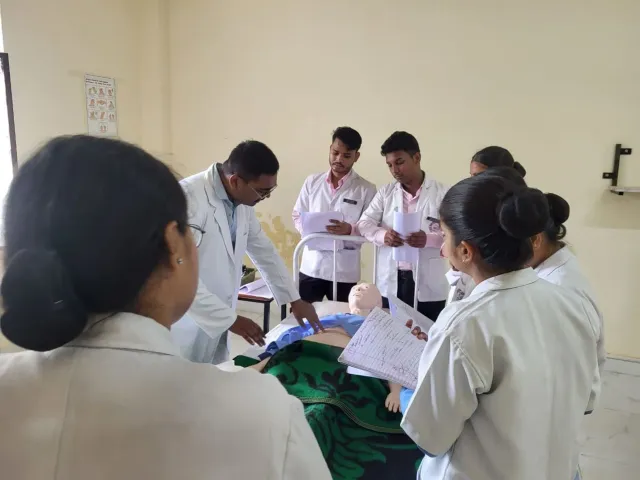 Imajen estudante sira iha protestu iha Bengaluru India nian, sira iha plaka'us ne'ebé dehan tanba sa sira protestu kona-ba ex