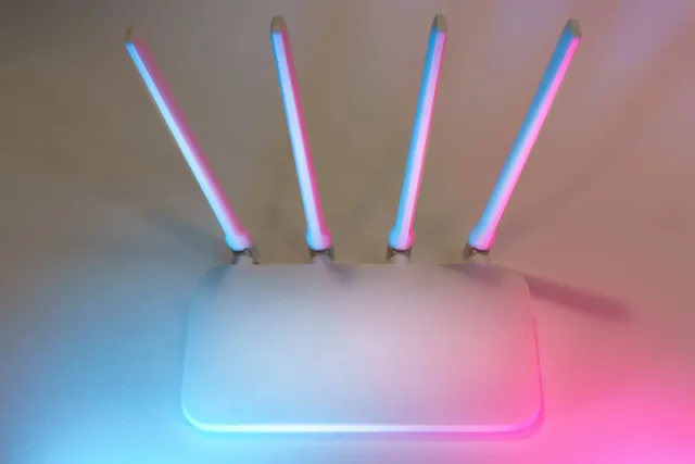 Router Wi-Fi tuan ne'ebé iha risku atu hetan hacker rusu sira invade, iha uma nia estante, ho sinal ne'ebé la seguru