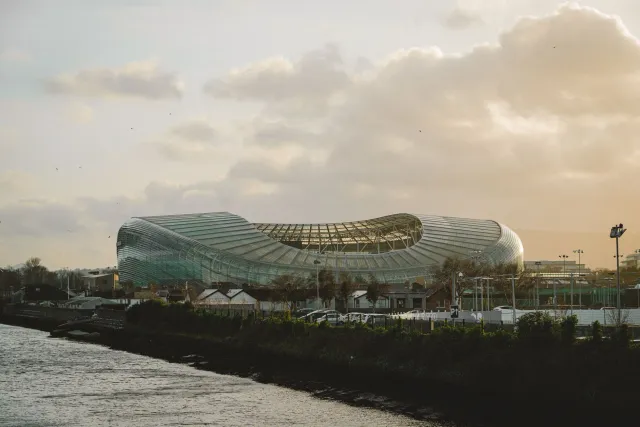 Imajen ida hatudu data center boot iha Irlanda, estadiu futebol Barcelona, no jardin iha Nova Zelândia — simboliza mudansa ka