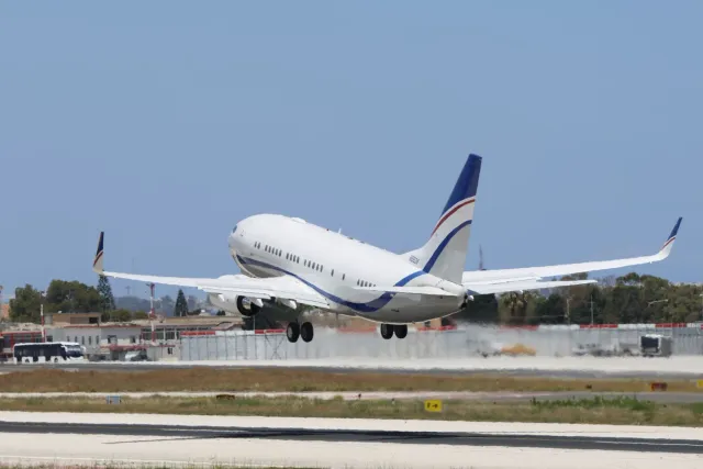Aviaun IndiGo lansa hela iha aeroportu, hanesan simbolu ba viajen aérea foun ne'ebé muda tiha oinsá ema viajen iha rejiaun UP