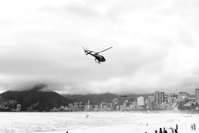 Fotografia ilustrativa kona-ba krash helikopteru iha Rio de Janeiro, ho foer no fumaça, hatudu oinsá tragedia ne'e muda tiha 