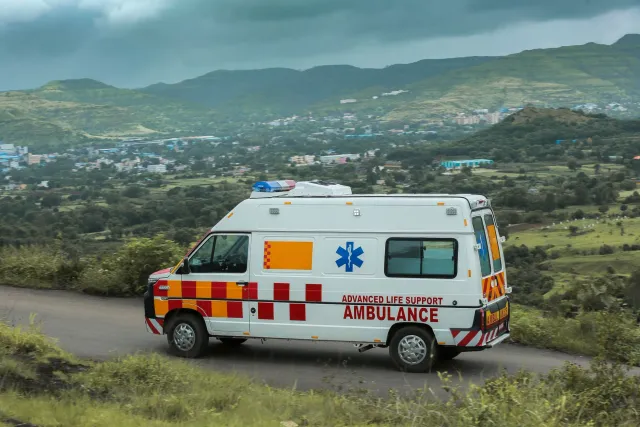 Ambulansia ida hodi sinal luminu iha dalan vila ki'ik, hasee problema asesu emerjensia saúde iha komunidade rural